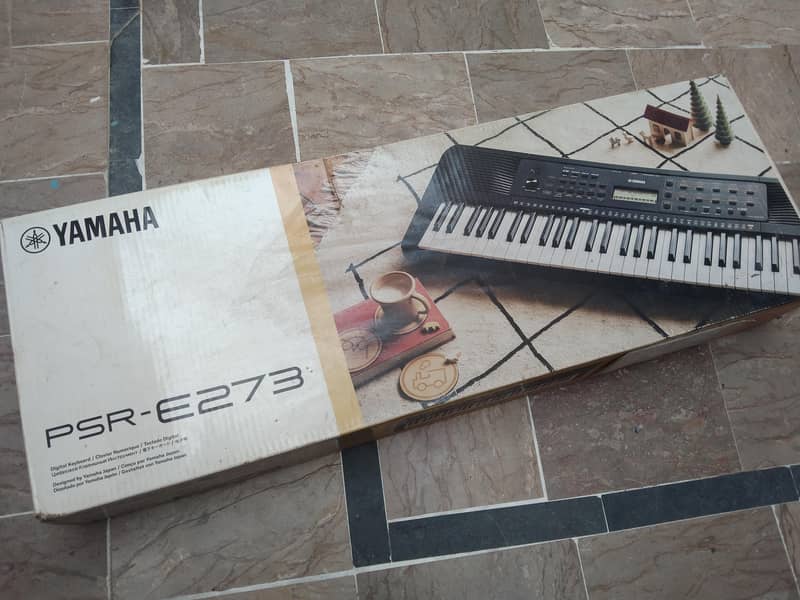 Yahama PSR-E273 portable keyboard 61-keys. Perfect for begginers. 2