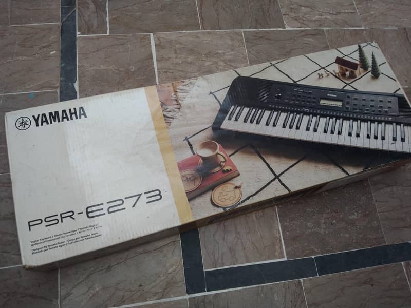 Yahama PSR-E273 portable keyboard 61-keys. Perfect for begginers. 3
