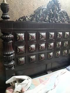 shisham ki lakdi ka bed hai