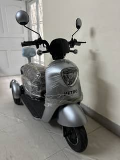 Metro A7 Three Wheeler E Scooter