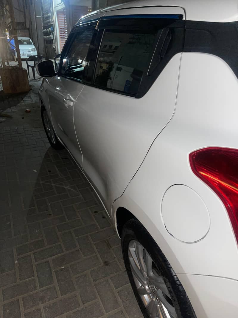 swift car white color 2022 model like new scratch less 5