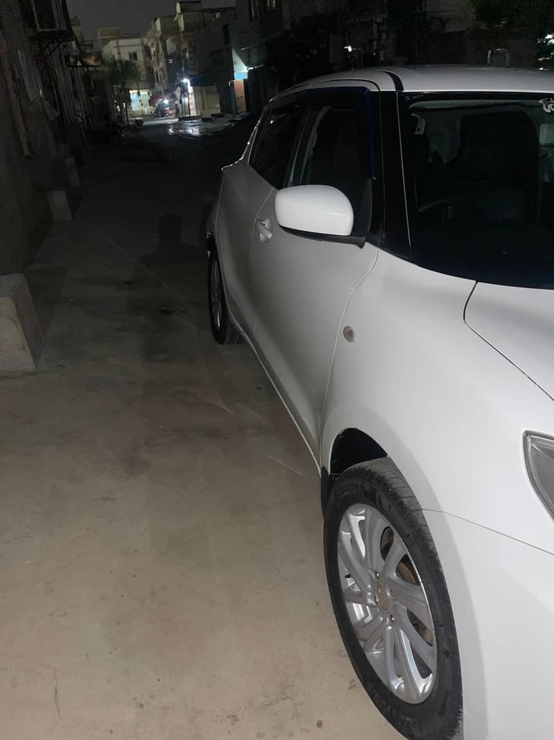 swift car white color 2022 model like new scratch less 10