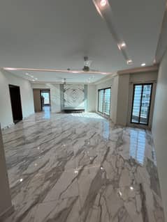12 MARLA 4 BEDROOM APARTMENT AVAILABLE FOR RENT