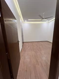 BRAND NEW 12 MARLA 4 BEDROOM APARTMENT AVAILABLE FOR RENT