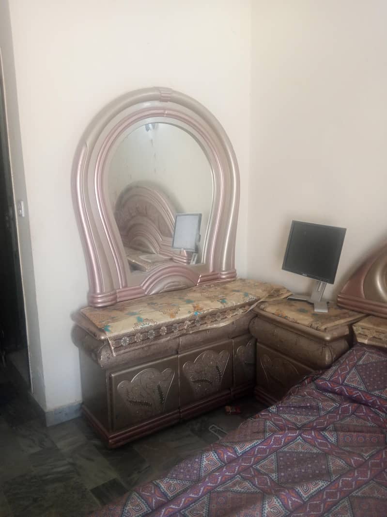 king size bed with side tables and dressing table 2