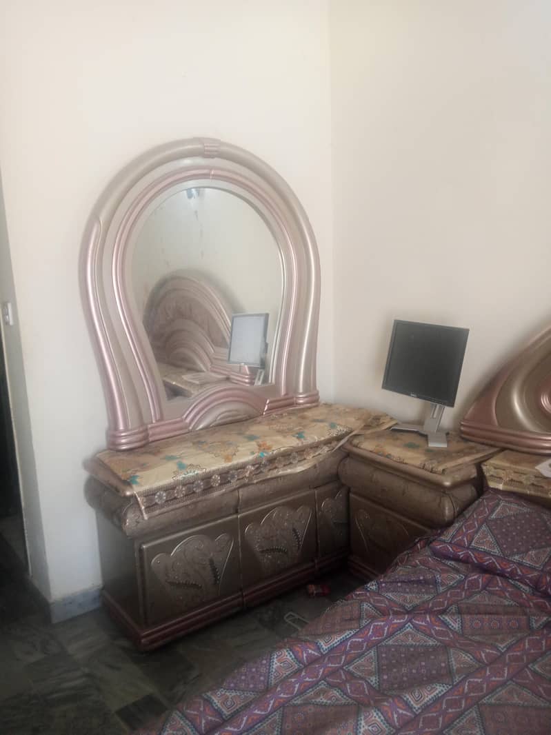 king size bed with side tables and dressing table 3