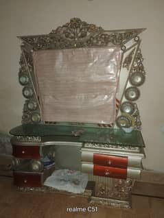 Bad dresing table and woodrob