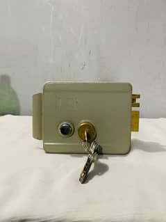 Heavy duty door lock