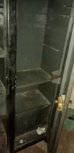 almari dubble door iron