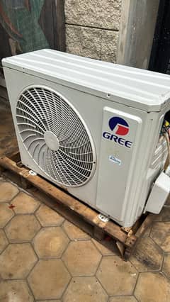 Selling Gree AC Floor Standing Inverter 3.0 Ton. Price negotiable