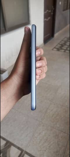 y33s 1 hand use