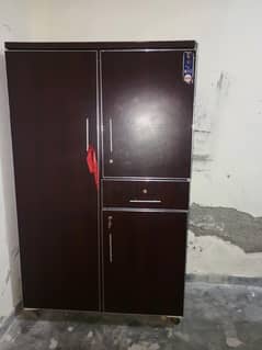 bilkul new and clean almaari hai