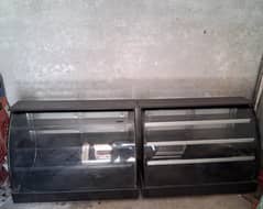 bakery crunter aur fridge cash counter be hain