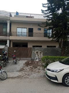 *G,11 /1- 8 MARLA RENOVTED HOUSE 4 BED ATTACHED BATH 2 KITCHEN 2 DD MARBLE FLOOR BEST LOCATION NAYER TO PARK MOSQUE MARKET*