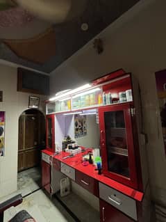 Divider for beauty parlor