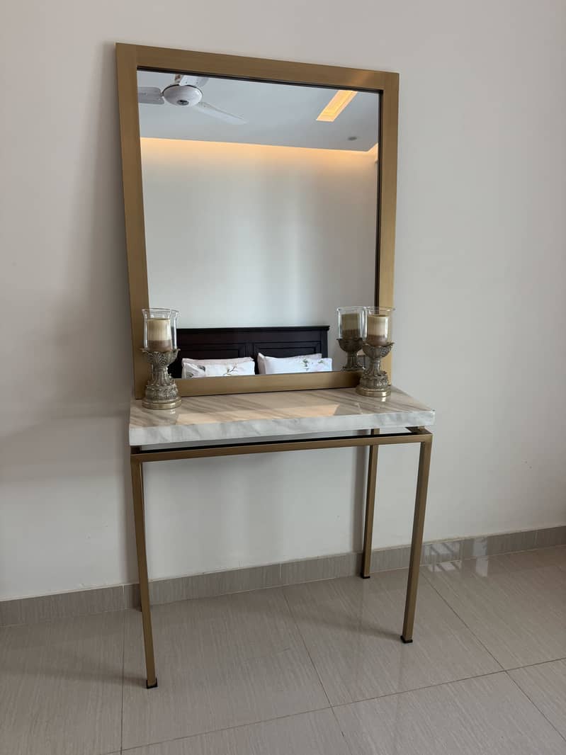 Elegant Console Table with Mirror 1