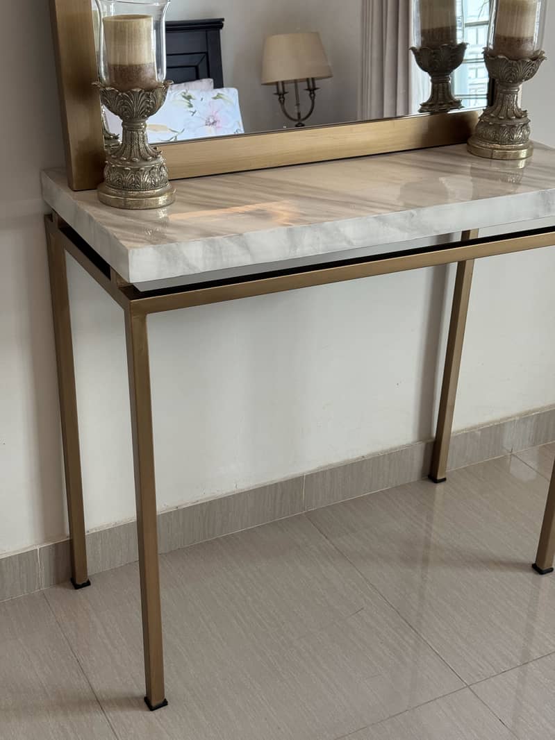Elegant Console Table with Mirror 3