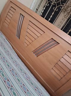 queen bed in good condition  without mattress