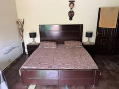 BED AND SIDETABELS