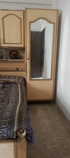I'm selling my old bed urgently