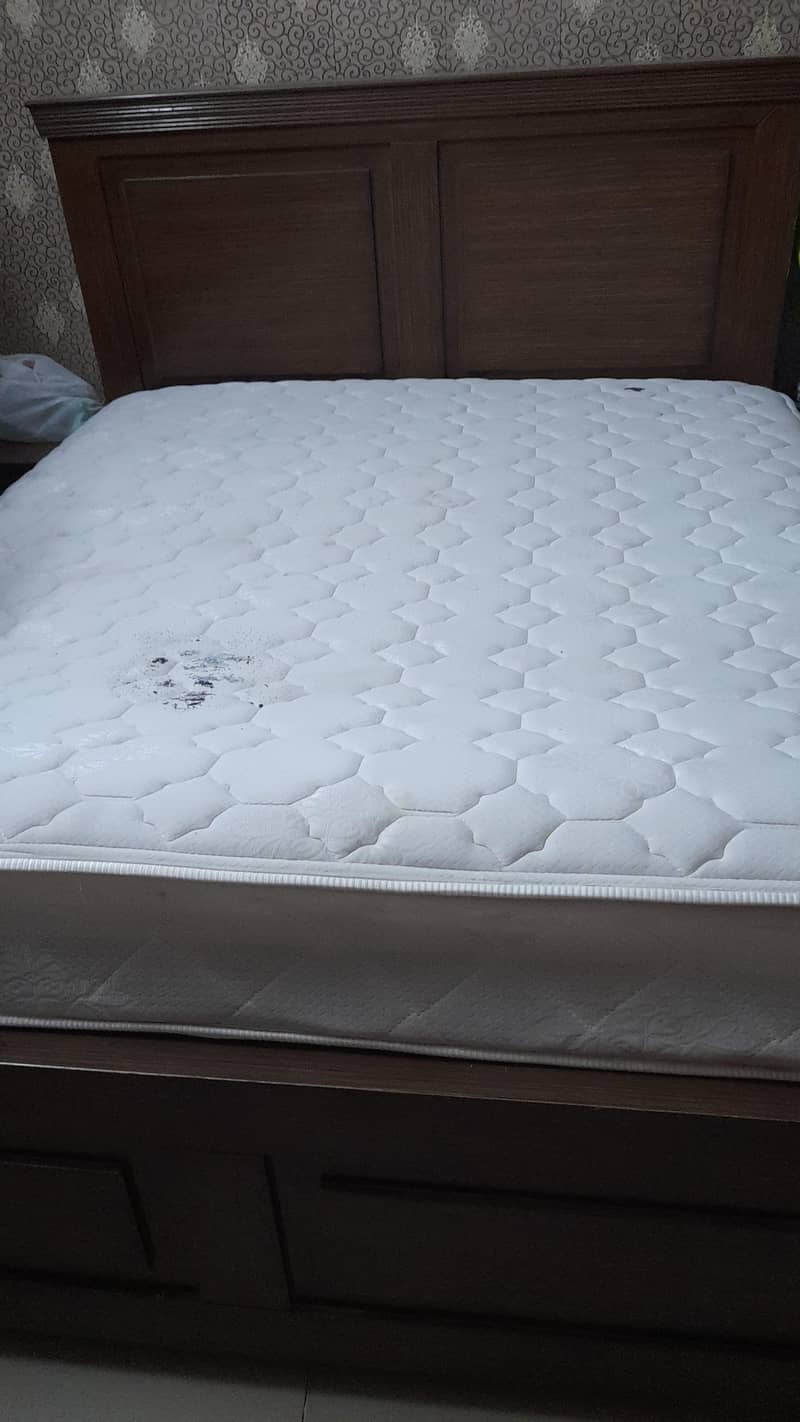 mattrees queen size in good condition 0