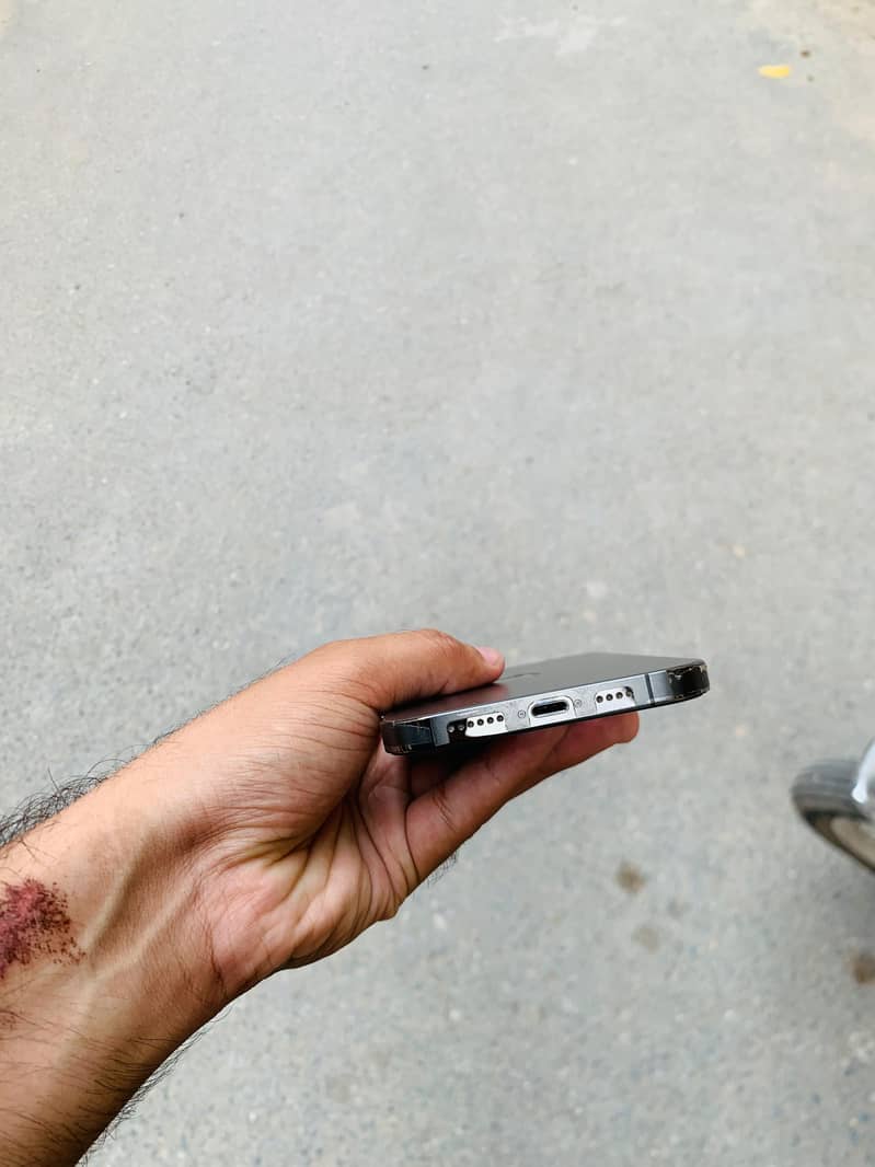 12promax  Non pta 10/10 without a single scrach 2