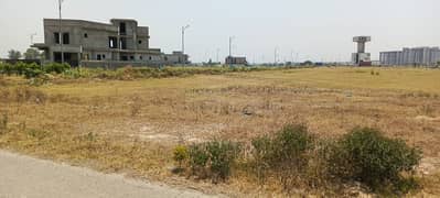 CORNER 10 MARLA Q BLOCK NEAR TO PARK MAIN ROAD INVESTER PRICE