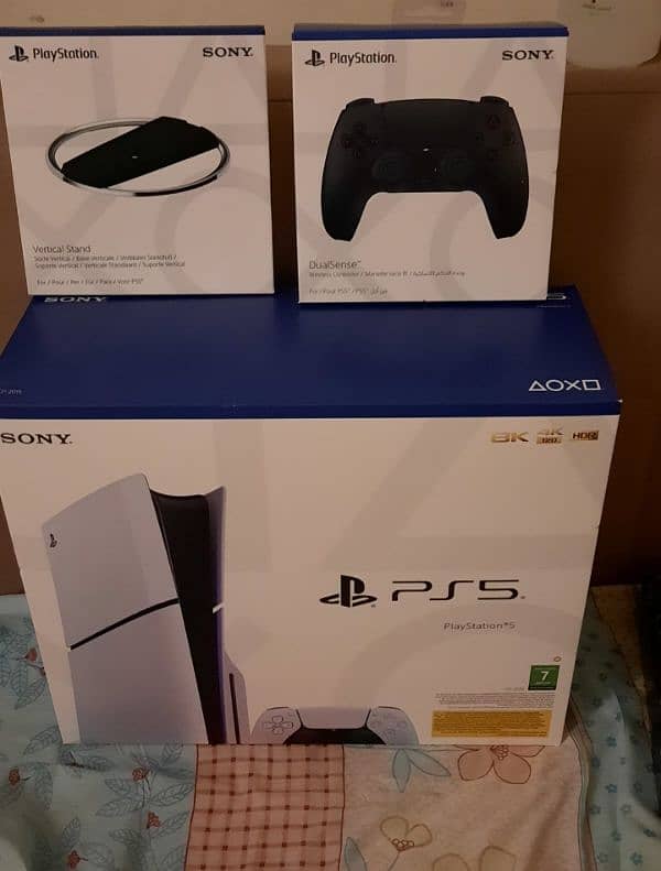 PS5 Slim,2 controllers Stand Games Available:FC24 RE3 4