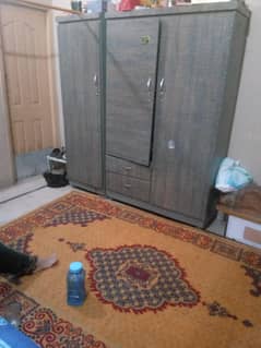 Selling 3 door suiting Almari in good condition
