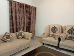 7 seater very good condition sofa set
