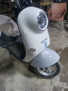 metro scooty like brand new in full warranty