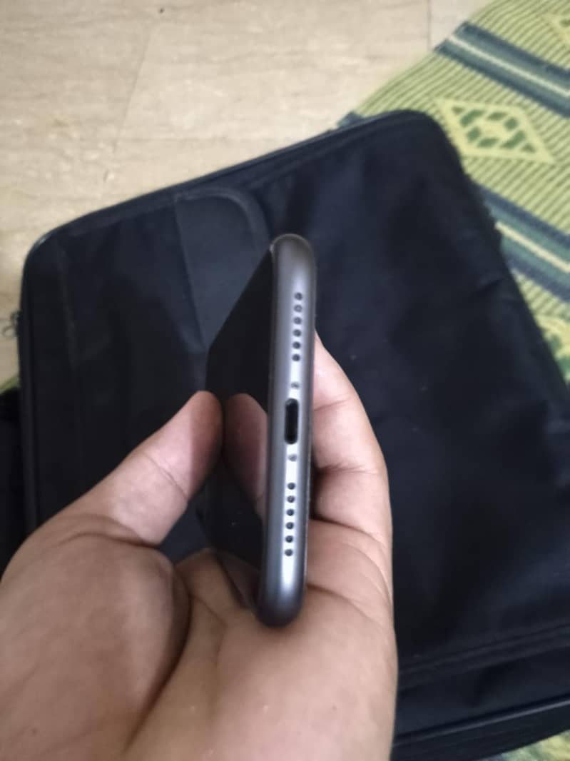 iphone 11 non PTA condition 10/10 battery 85 with box 1