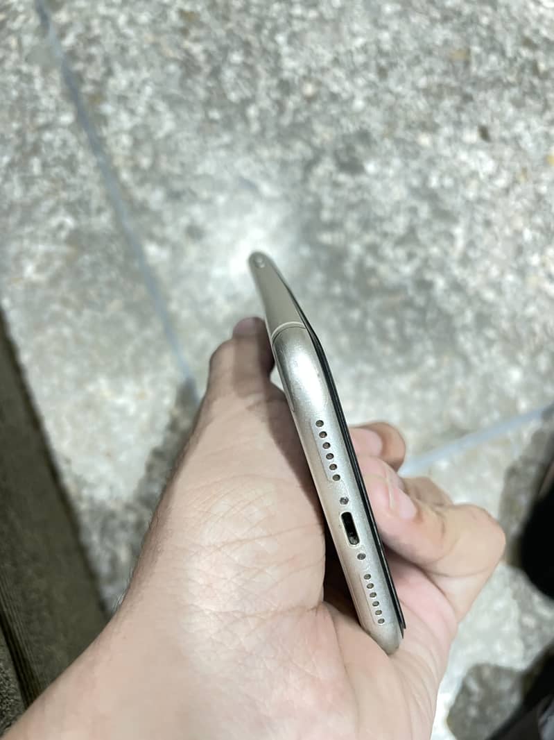 Iphone 11 Scom Working Phone With sim 0