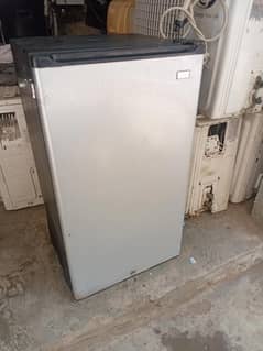 singal door faridge for sale. running condition.  Child cooling
