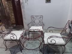 3 chairs with round table