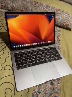 Apple macbook pro 2017 core i5 13 inch retina display
