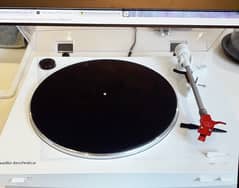 Audio Technica AT-LP3 Turntable .