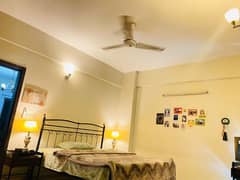 10 Marla Flat 3 bedrooms D/D kitchen store room servant quoter safe car parking prime location