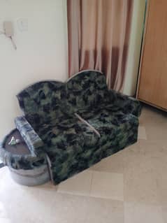 2 single sofa hai or 1 dabble