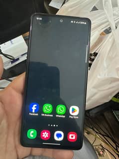SAMSUNG A72.