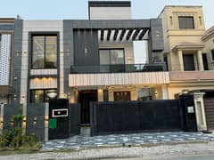 A BEAUTIFUL 10 MARLA HOUSE FOR SALE IN GHAZNVI BLOCK BAHRIA TOWN LAHORE