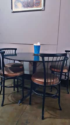 Dining table with 4 cahirs