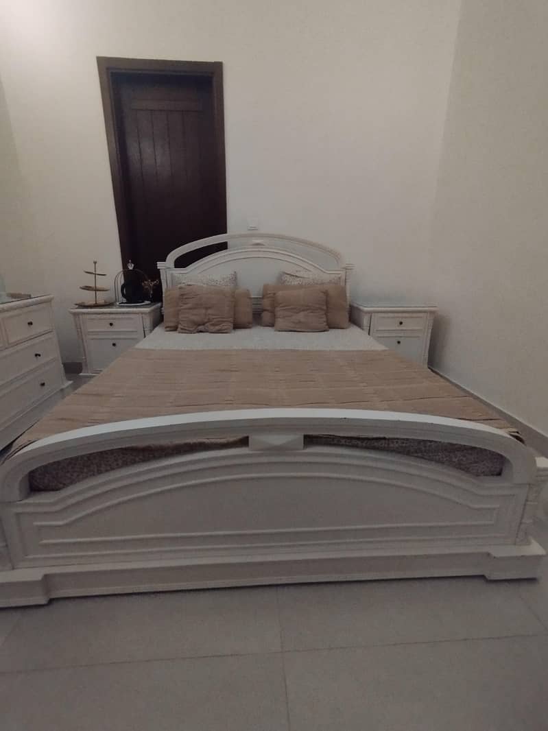 Queen bed set with two side tables and dressing table 0