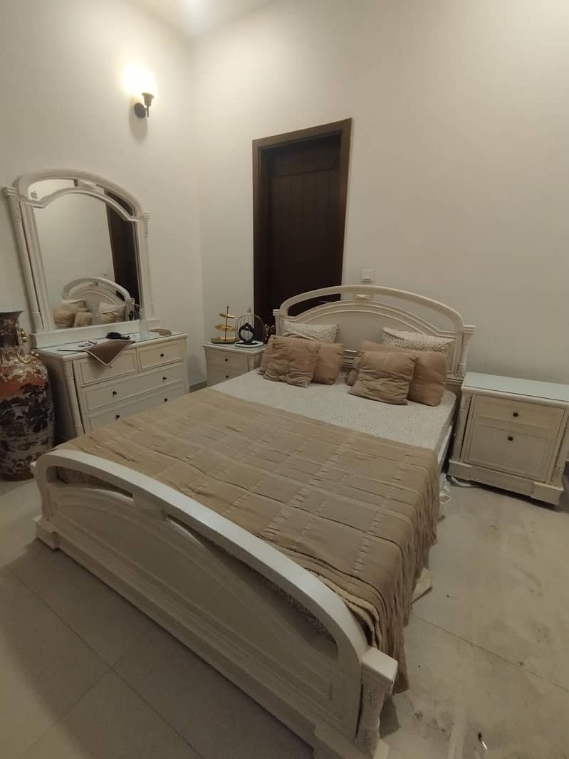 Queen bed set with two side tables and dressing table 1