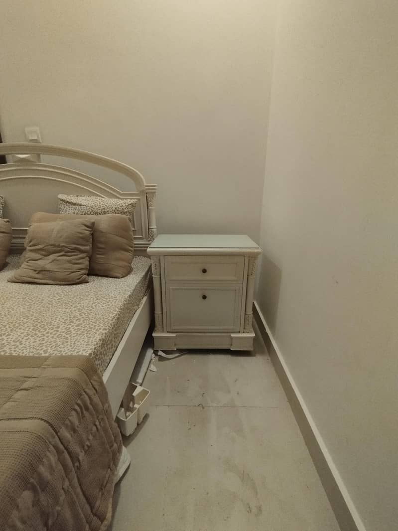 Queen bed set with two side tables and dressing table 2
