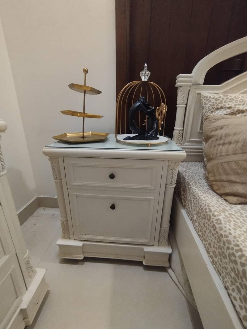 Queen bed set with two side tables and dressing table 3