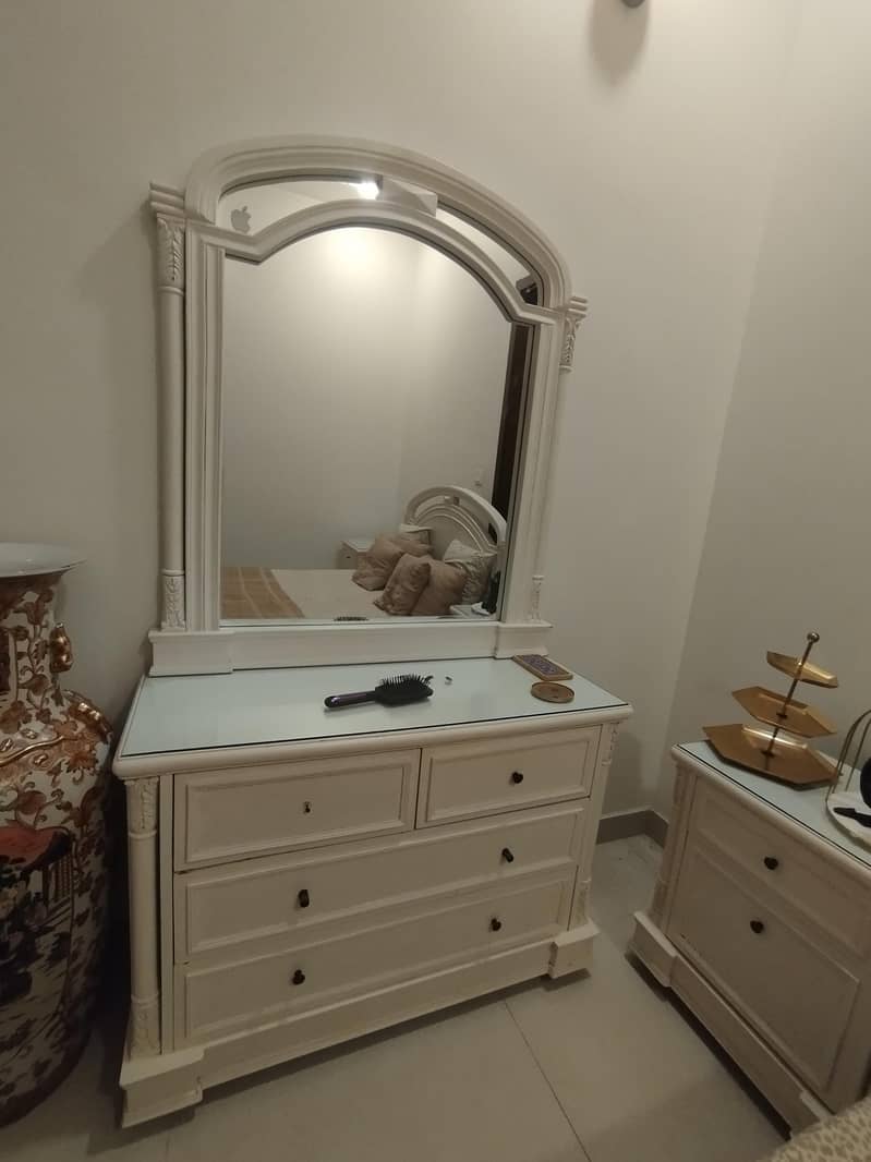 Queen bed set with two side tables and dressing table 4