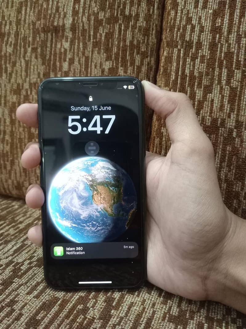iphone 11 Pro with 256GB storage, factory unlocked, in 10/10 condition 0