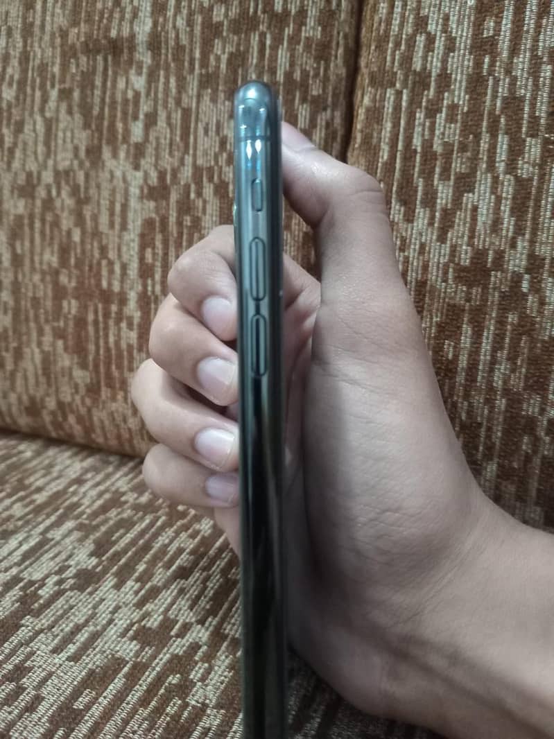 iphone 11 Pro with 256GB storage, factory unlocked, in 10/10 condition 2
