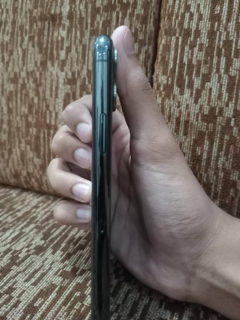 iphone 11 Pro with 256GB storage, factory unlocked, in 10/10 condition 4